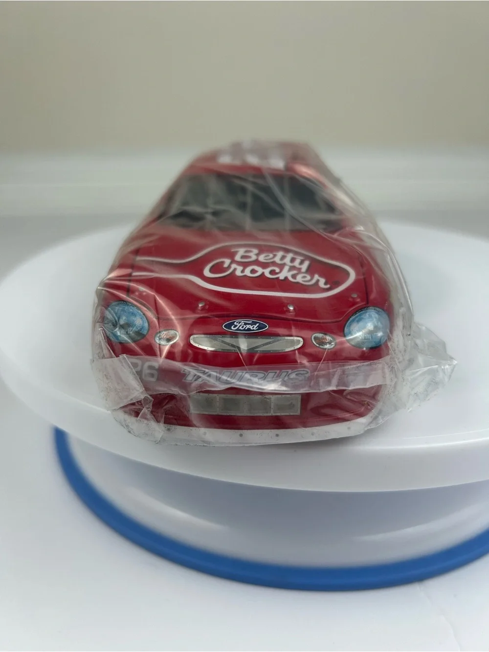 Racing Champions Johnny Benson 26 Betty Crocker 1:24 Diecast LE 195/1700 w/Cards